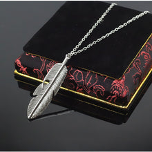 Load image into Gallery viewer, Feather Detailed Necklace